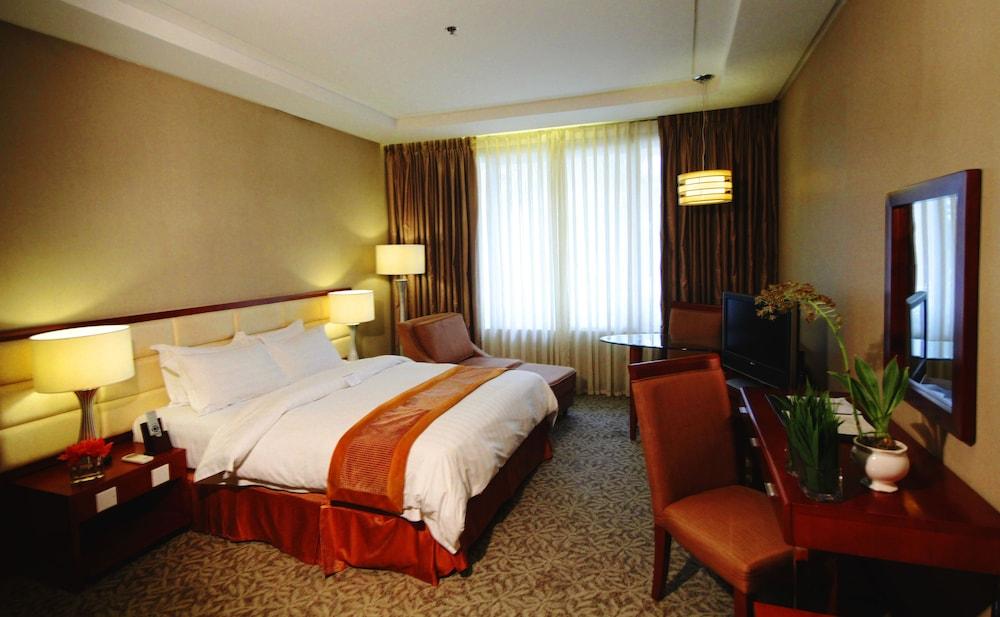 The Avenue Plaza Hotel Naga  Bagian luar foto