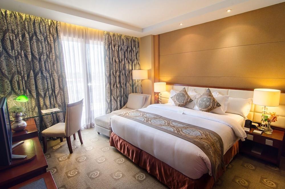 The Avenue Plaza Hotel Naga  Bagian luar foto