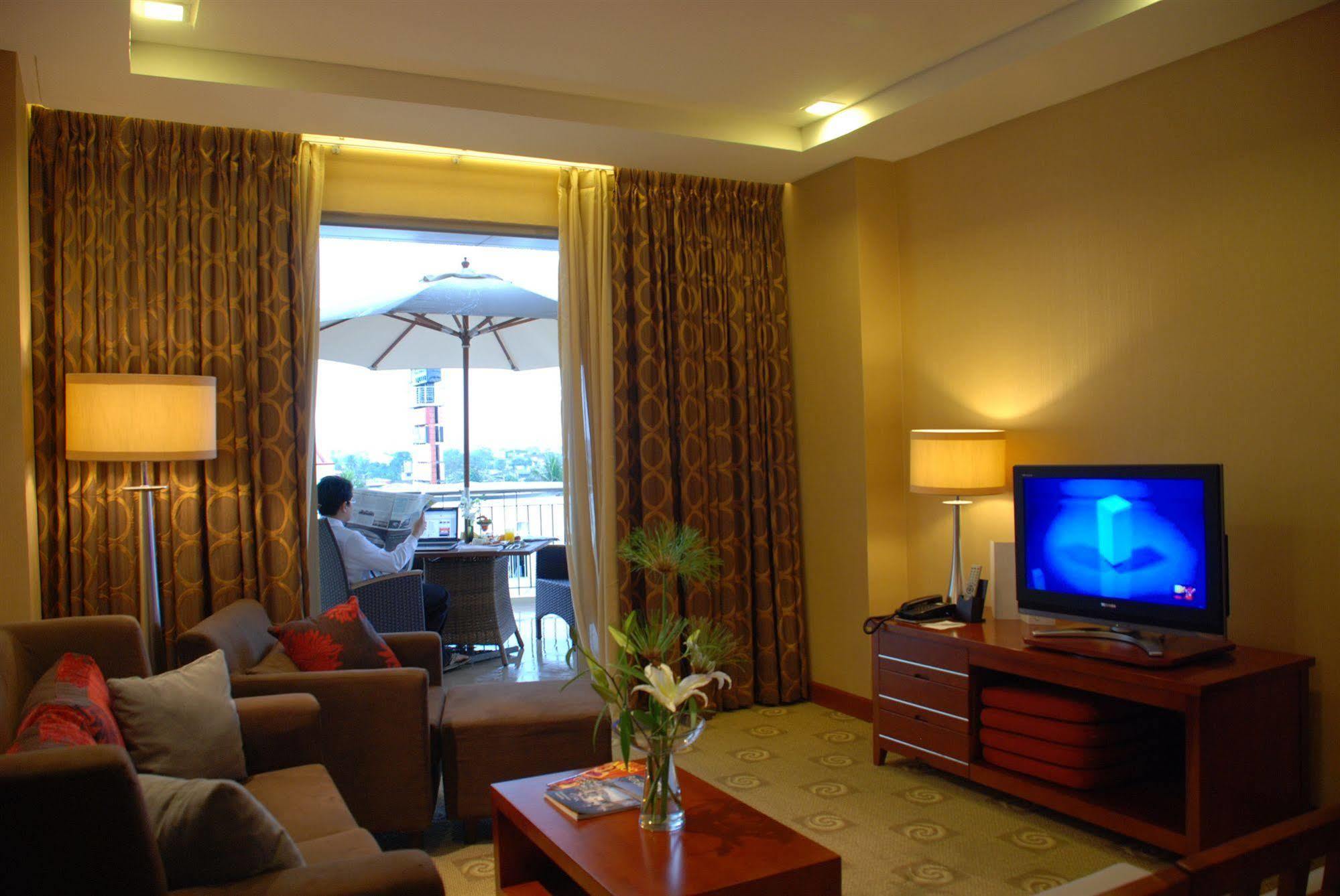 The Avenue Plaza Hotel Naga  Bagian luar foto